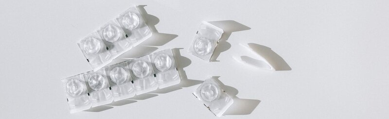 Risks of using eye drops with contact lenses