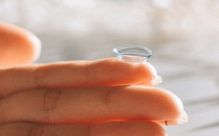 How to wear contact lenses safely