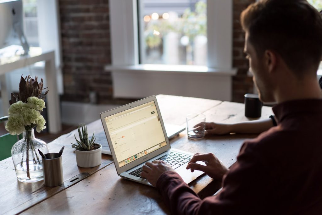 The effects of digital devices on your eyes: how to protect yourself